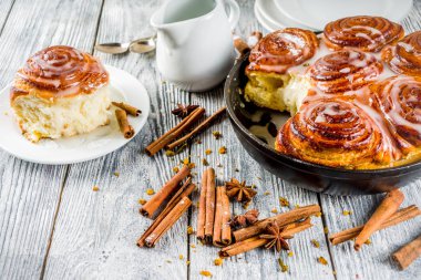 Şeker buzlanma ile tarçın rulo