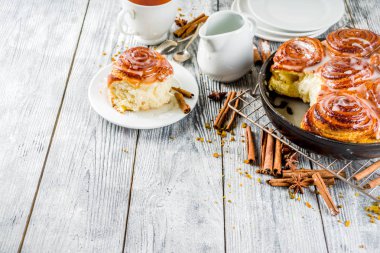Şeker buzlanma ile tarçın rulo