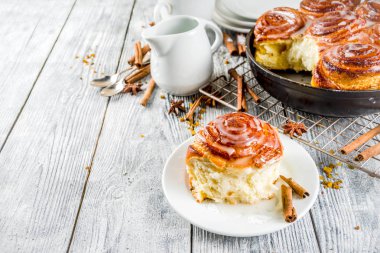 Şeker buzlanma ile tarçın rulo