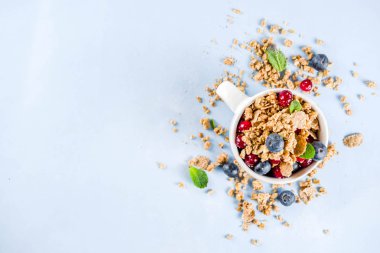 Kahvaltı granola, fındık ve çilek ile küçük fincan