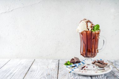 Vanilyalı dondurma ile buzlu çikolata kokteyl