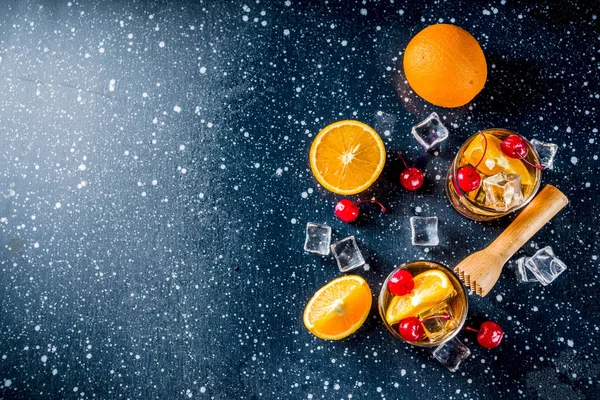 Whisky con naranja y cerezas de cóctel —  Fotos de Stock