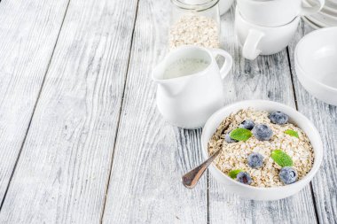 Sağlıklı tahıl ve süt kahvaltı konsepti
