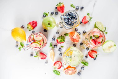 Çeşitli meyve ve meyve limonata