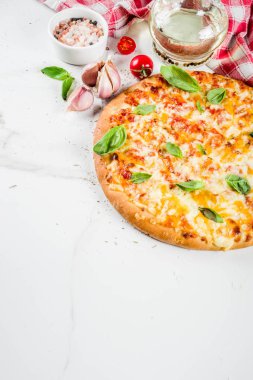 Ev yapımı peynirli pizza