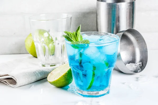 Cocktail alcolico blu ghiaccio — Foto Stock