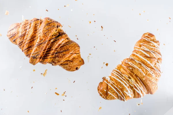 Vers gebakken croissant op witte achtergrond — Stockfoto