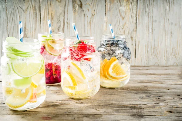 Olika frukt- och bärodlingar lemonad — Stockfoto