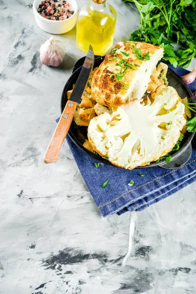 Cavolfiore arrosto intero fatto in casa — Foto Stock