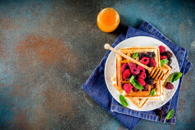 Çilek ve bal ile Belçika waffle