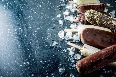 Yığın çeşitli buzlu çubuk dondurma