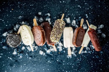 Yığın çeşitli buzlu çubuk dondurma