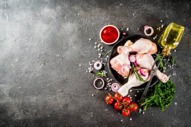 Çiğ tavuk bacağı pişirmeye hazır.