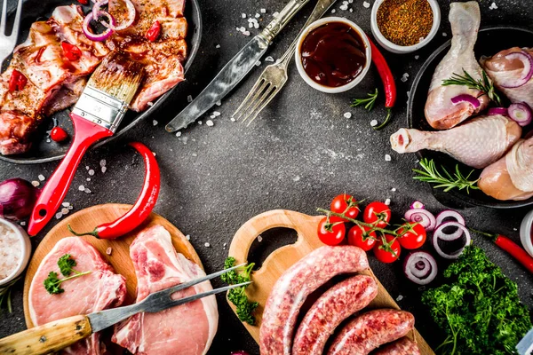 Várias carnes cruas prontas para churrasqueira e churrasco — Fotografia de Stock