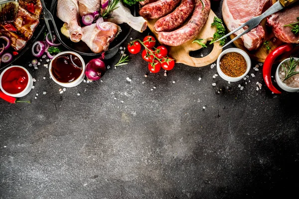 Různé syrové maso připravené na grilu a grilování — Stock fotografie