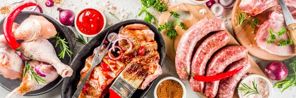 Varie carni crude pronte per grigliate e barbecue — Foto Stock