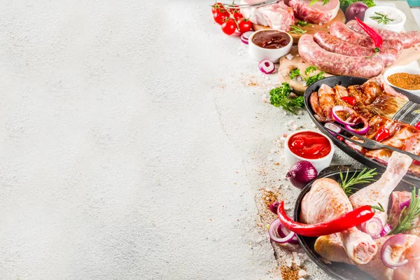 Varios carne cruda lista para la parrilla y barbacoa —  Fotos de Stock