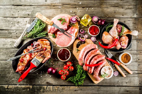 Várias carnes cruas prontas para churrasqueira e churrasco — Fotografia de Stock