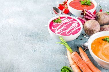 Çeşitli bitkisel krem çorbalar kümesi