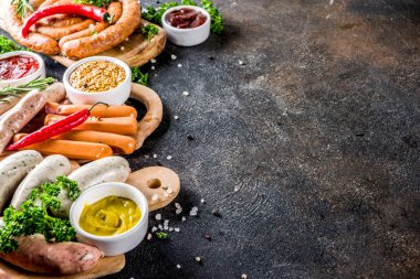Izgara için hazır çeşitli sosis
