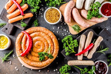 Izgara için hazır çeşitli sosis