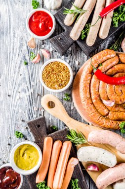 Izgara için hazır çeşitli sosis