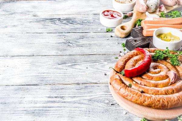 Différentes saucisses prêtes à être grillées — Photo