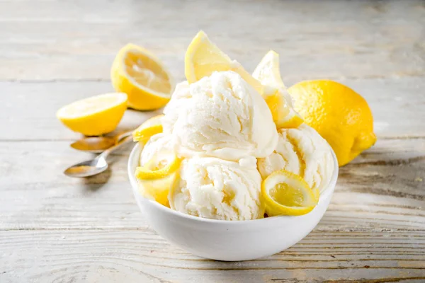 Gelato alla vaniglia al limone fatto in casa — Foto Stock