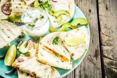 beyaz sos ile Meksika quesadilla