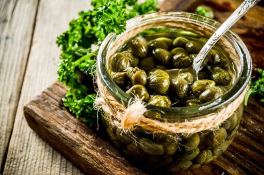 Küçük kavanozda Pickled kapanlar