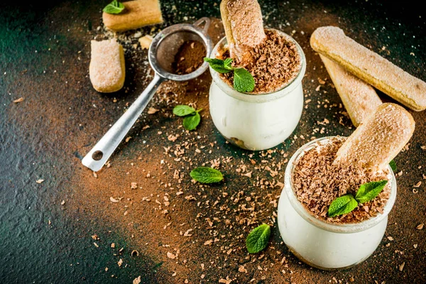 Tiramisu caseiro em pequenos frascos — Fotografia de Stock