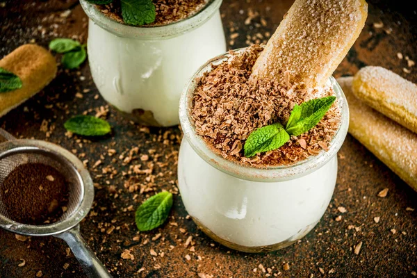 Tiramisu caseiro em pequenos frascos — Fotografia de Stock