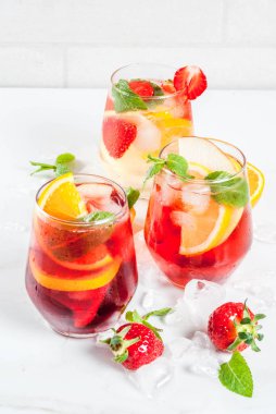 Beyaz, kırmızı ve pembe sangria