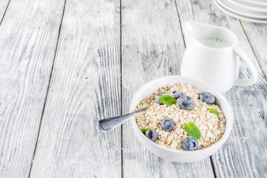 Sağlıklı tahıl ve süt kahvaltı konsepti