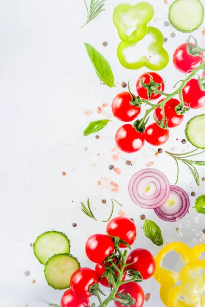 Verduras frescas, hierbas y especias sobre fondo blanco — Foto de Stock