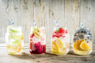 Çeşitli meyve ve meyve limonata