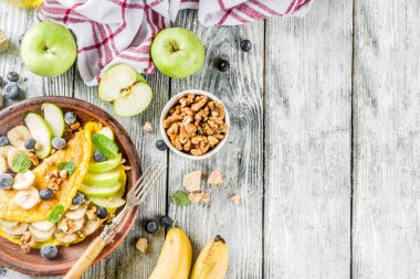 Tatlı doldurulmuş yumurta omlet 