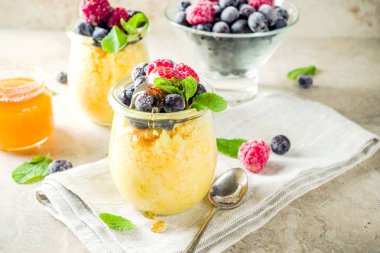 Çilek ile tatlı kahvaltı içindeki polenta