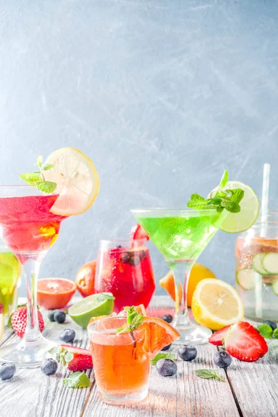 Val av sommarfrukt- och bärodlingar cocktail — Stockfoto