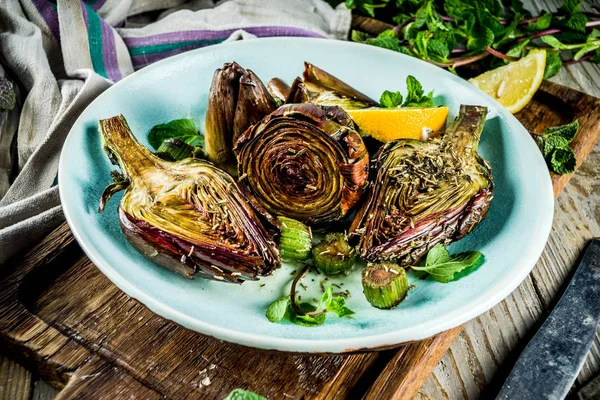 Cooked baked artichoke — Stock Photo, Image