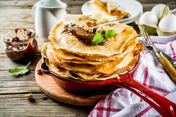 Crepes fatte in casa con salsa al cioccolato — Foto Stock