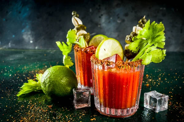 Cocktail Mary sangrento picante com guarnição — Fotografia de Stock