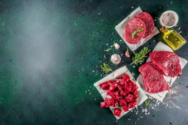 Baharat ve otlar ile çeşitli çiğ sığır eti
