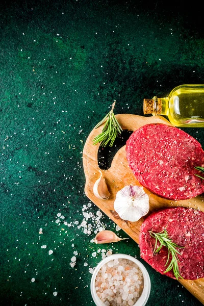 Costeletas de hambúrguer de carne crua — Fotografia de Stock