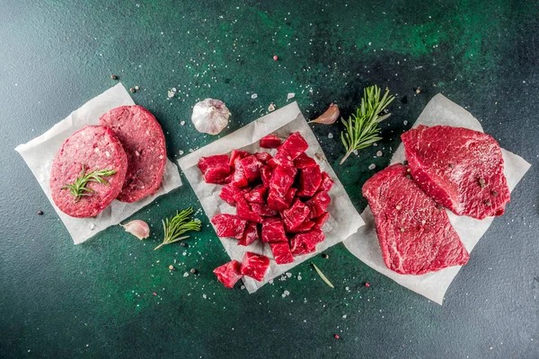 Verschiedenes rohes Rindfleisch mit Gewürzen und Kräutern — Stockfoto