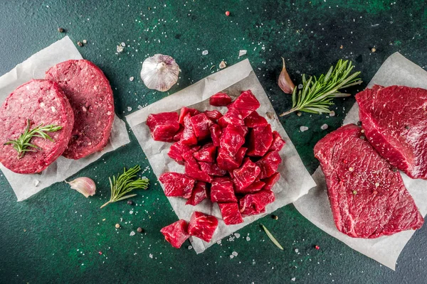 Diversas carnes cruas com especiarias e ervas — Fotografia de Stock