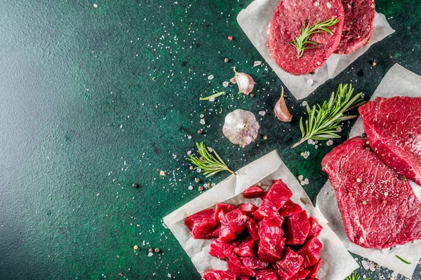 Różne surowe mięso wołowe z przyprawami i ziołami — Zdjęcie stockowe