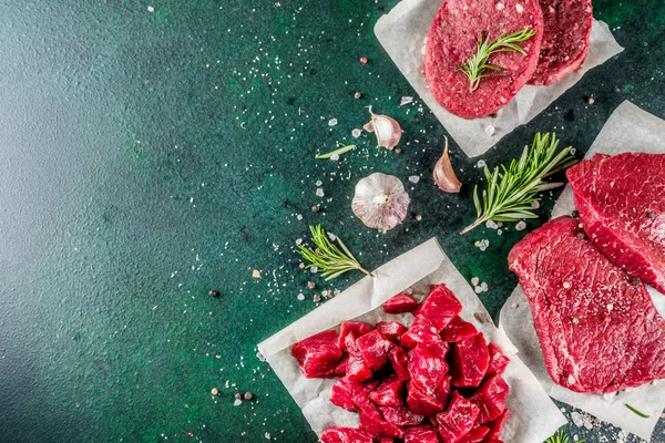 Varias carnes crudas de res con especias y hierbas —  Fotos de Stock