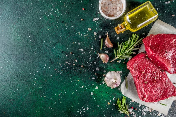 Filetes de carne cruda con especias —  Fotos de Stock