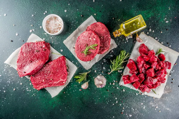 Různé syrové hovězí maso s kořením a bylinkami — Stock fotografie